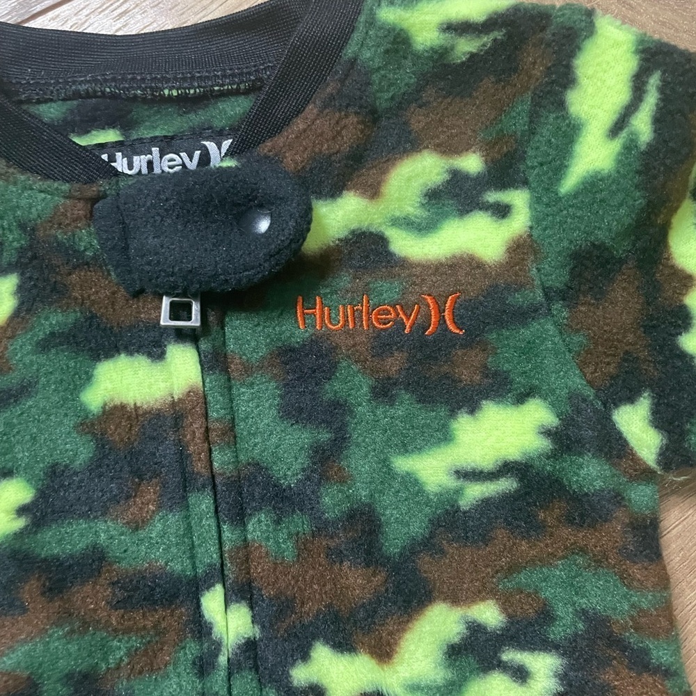 Bandle 4 Footed sleeper 2 Carter’s Pajamas 6-9months
2 Footed sleeper 6M Hurley - Picture 10 of 13